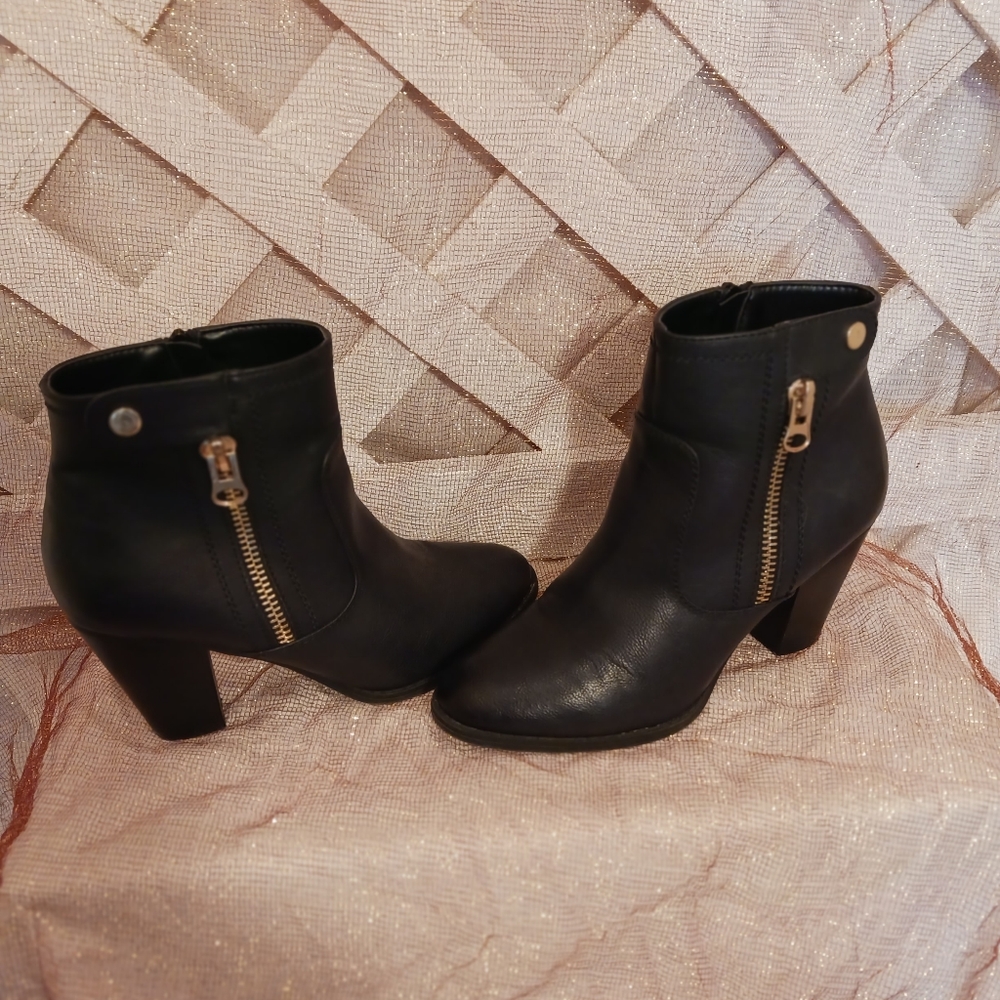 Apt #9 women's black ankle boots size 8 and 1/2 3-in heel